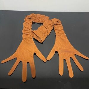 Ruched long sleeve gloves

NWOT

#ohpolly #gloves #mesh